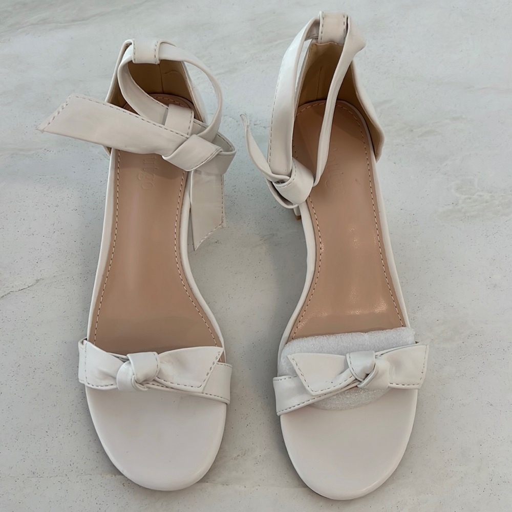 Women’s White Coutgo, Bow Sandals, 6.5M, 2inch heel, NEVER Worn in box